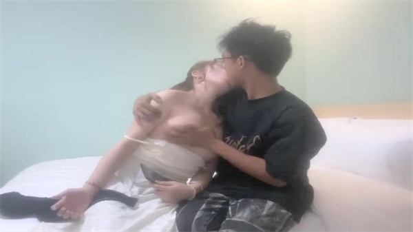 偷拍视角！肥臀大奶骚货穿黑丝被爆操到浪叫不止